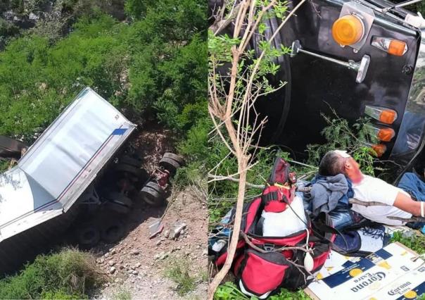 Cae tractocamión a barranco en carretera 57 Monclova-Saltillo; rescatan a chofer