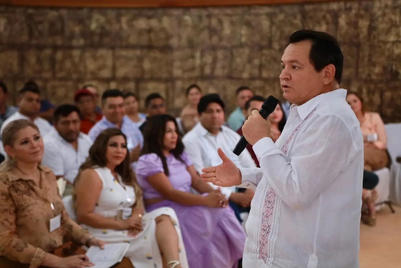 El gobernador electo de Yucatán, Joaquín Díaz Mena, encabezó los talleres que se realizaron durante dos días con miras a la entrada en funciones de  los presidentes municipales y diputados locales y federales de Morena, PT y PVEM.- Foto de Morena