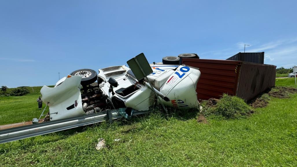 Trailero sobrevive a fuerte volcadura y huye del accidente