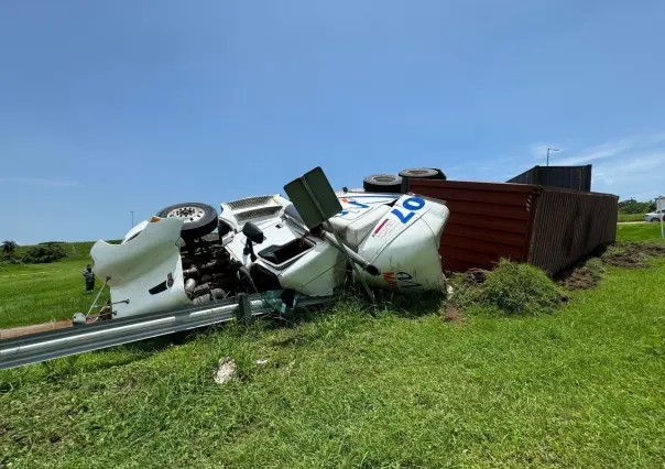 Trailero sobrevive a fuerte volcadura y huye del accidente