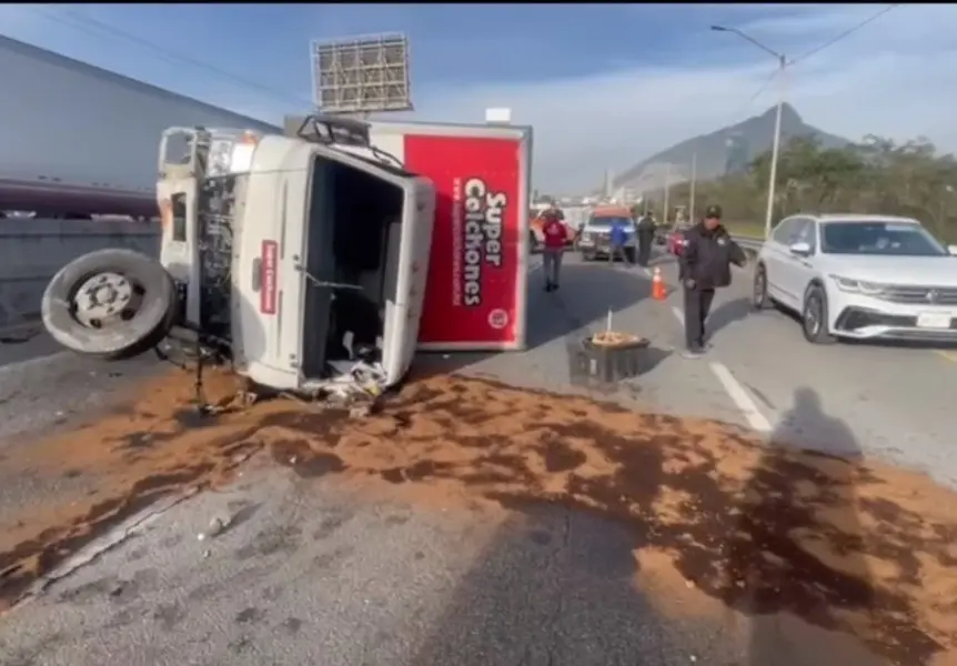 Un tráiler de carga pesada que volcó en la avenida Morones Prieto. Foto: Archivo/POSTA MX.