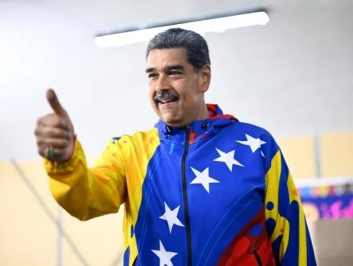 Nicolás Maduro tras haber acudido a votar en su urna en las elecciones de 2024. Foto: C5N.