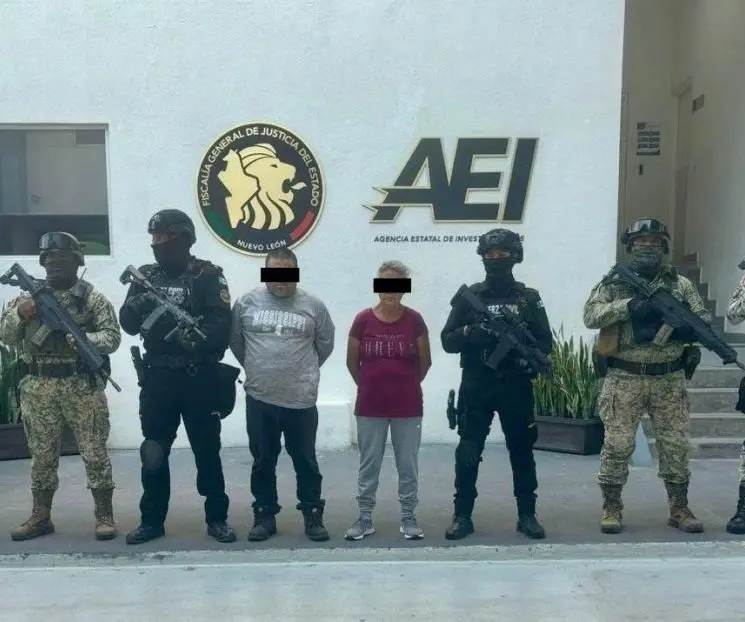 El hombre y la mujer tras haber sido detenidos por las autoridades de Fuerza Civil en Juárez. Foto: X @GpoCoordSegNL.