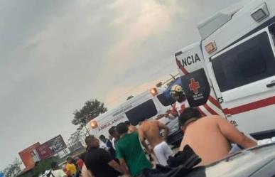 Cae rayo en cancha de fútbol, hiere a jugadores y árbitro en Cuernavaca