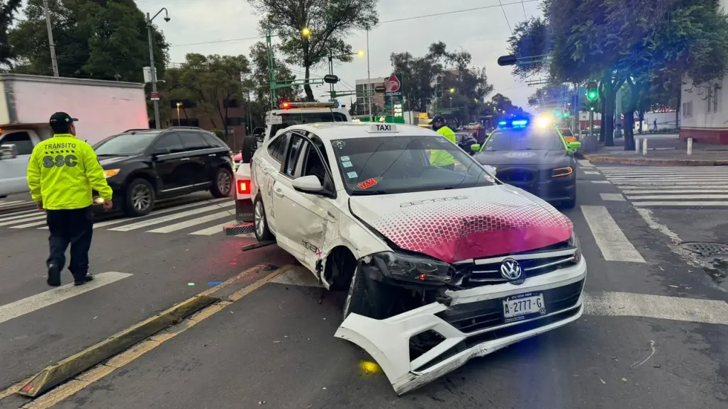 Taxi impactado en Eje Central: Un herido y un detenido