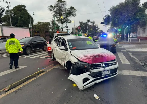 Taxi impactado en Eje Central: Un herido y un detenido