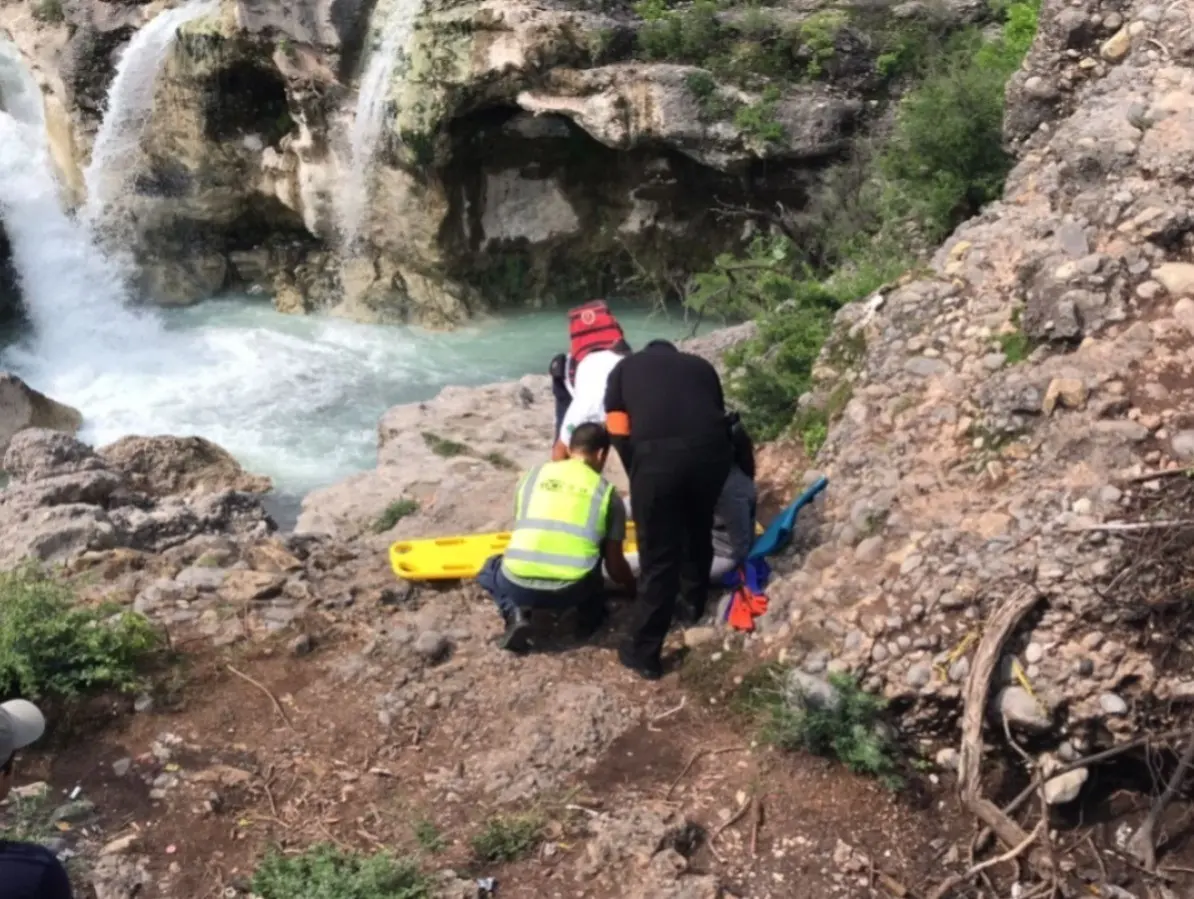 Paramédicos de Protección Civil atendiendo a la mujer. Foto: La Verdad Tamaulipas.