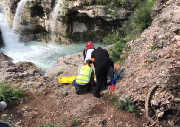 ¡Todo por la selfie! Mujer resbala y se lesiona en Cascada de Juan Capitán