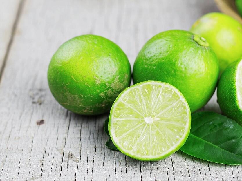 Limones uno de ellos partido a la mitad. Foto: Farmacia San Pablo.