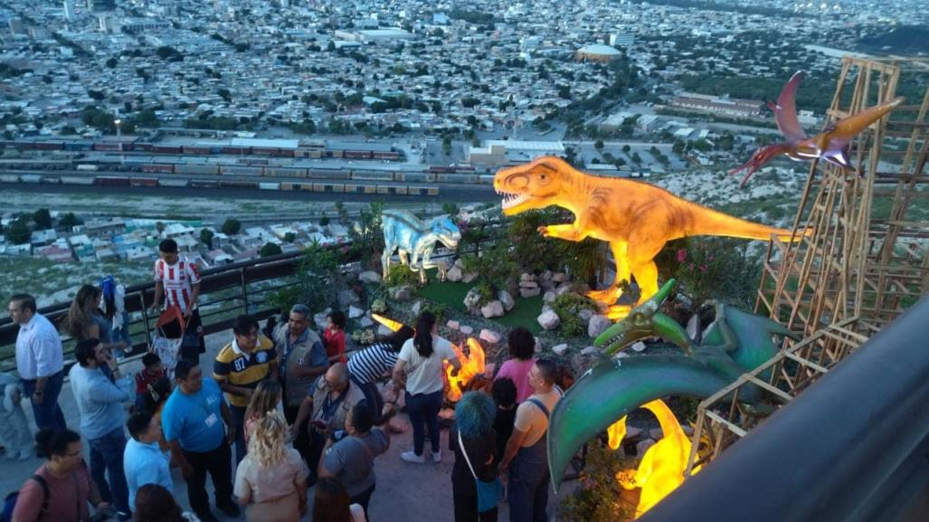 Iluminan Puerto Noas en Torreón con exposición Mundo Dino; conoce de qué trata