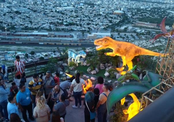 Iluminan Puerto Noas en Torreón con exposición Mundo Dino; conoce de qué trata