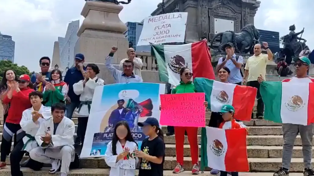 Aficionados festejan en el Ángel de CDMX la plata histórica de Prisca Awiti