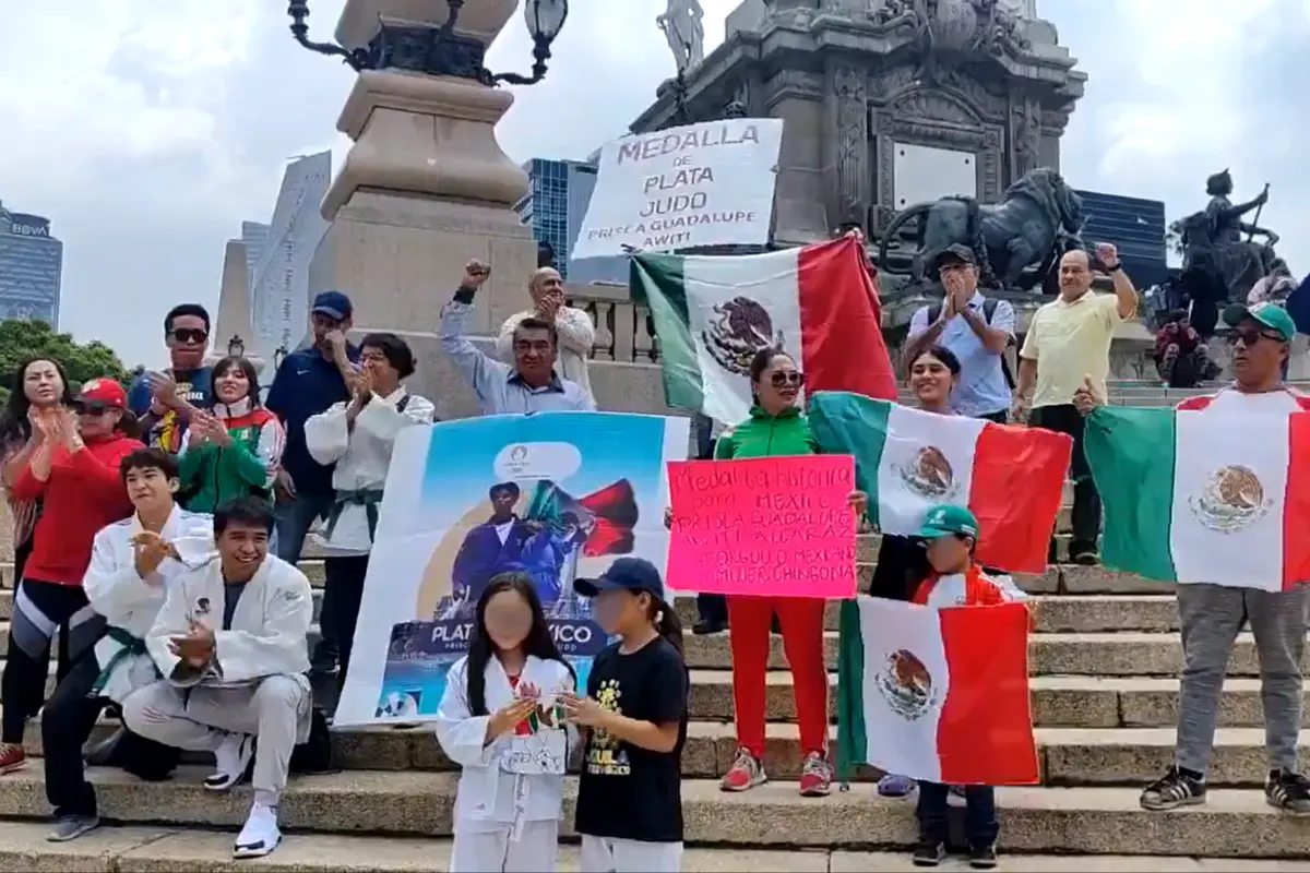 Aficionados del Judo festejando en el Ángel de la Independencia.   Foto: Captura de pantalla