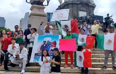 Aficionados festejan en el Ángel de CDMX la plata histórica de Prisca Awiti