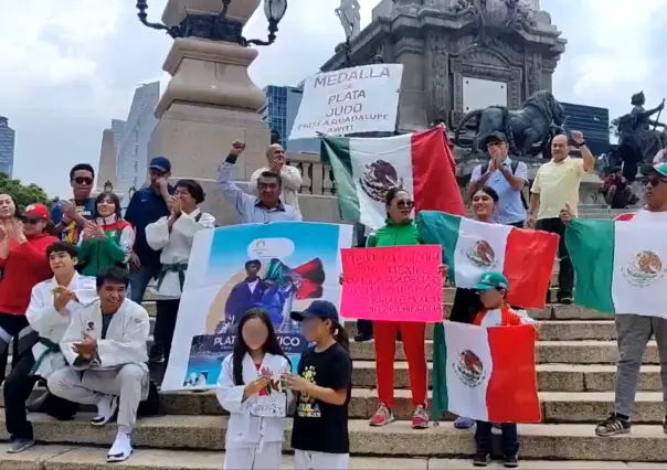 Aficionados festejan en el Ángel de CDMX la plata histórica de Prisca Awiti