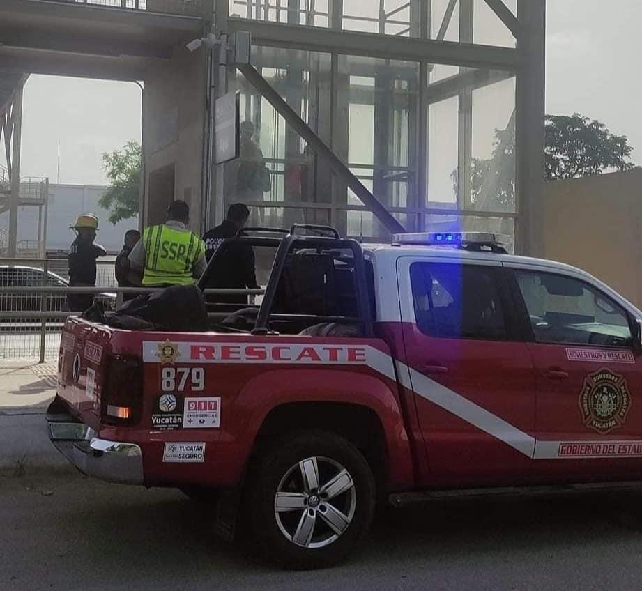 Dos personas quedaron atrapadas en el elevador del puente de Tixcacal la mañana de este martes por lo que los cuerpos de emergencia llegaron al lugar para el rescate.- Foto de redes sociales