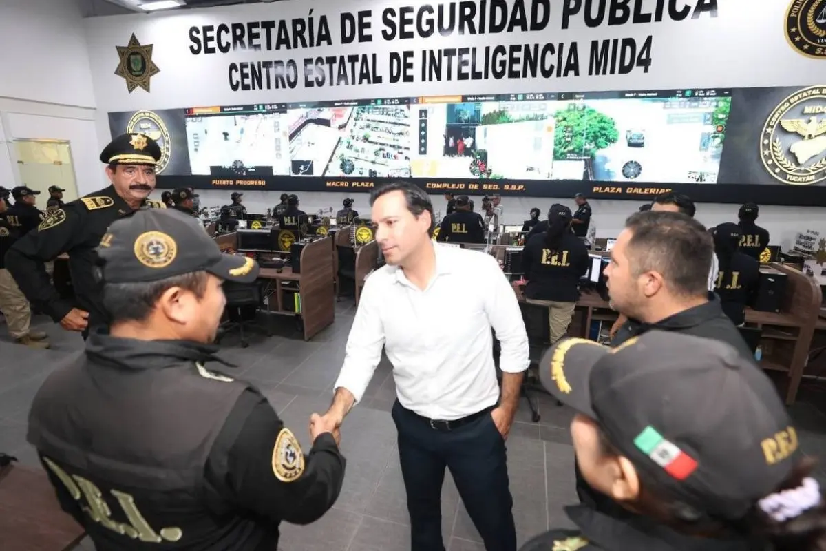 Mauricio Vila Dosal junto a policías de Yucatán Foto: X(Twitter) @MauVila