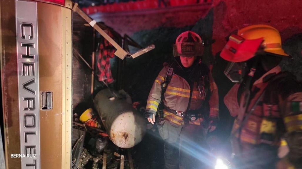 Cae camioneta al río Santa Catarina en Monterrey