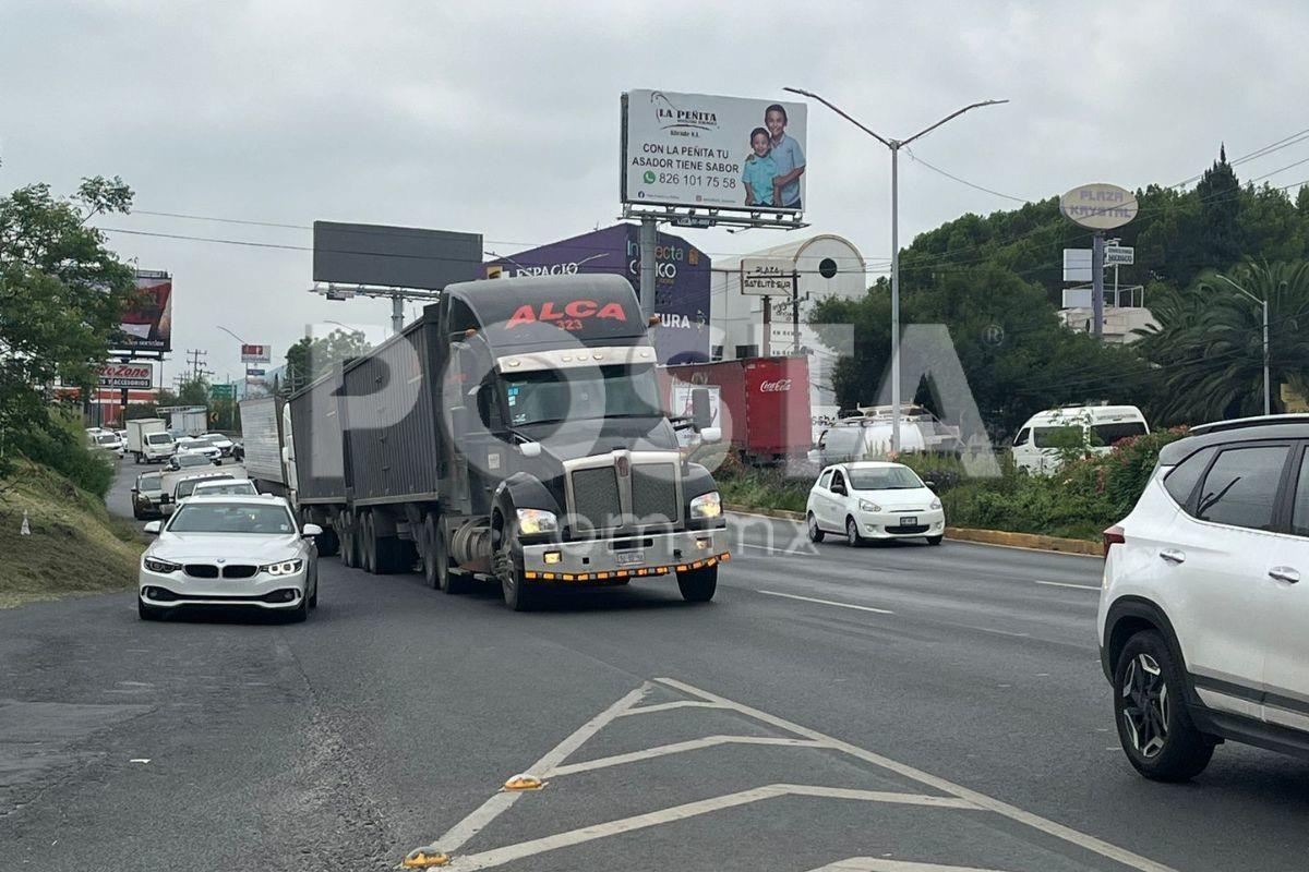 Tráiler color negro en carretera. Foto: Azael Valdés