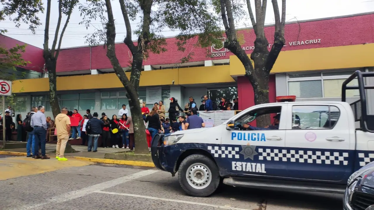 Padres de familia protestan afuera de guardería del ISSSTE. Foto: Rosalinda Morales