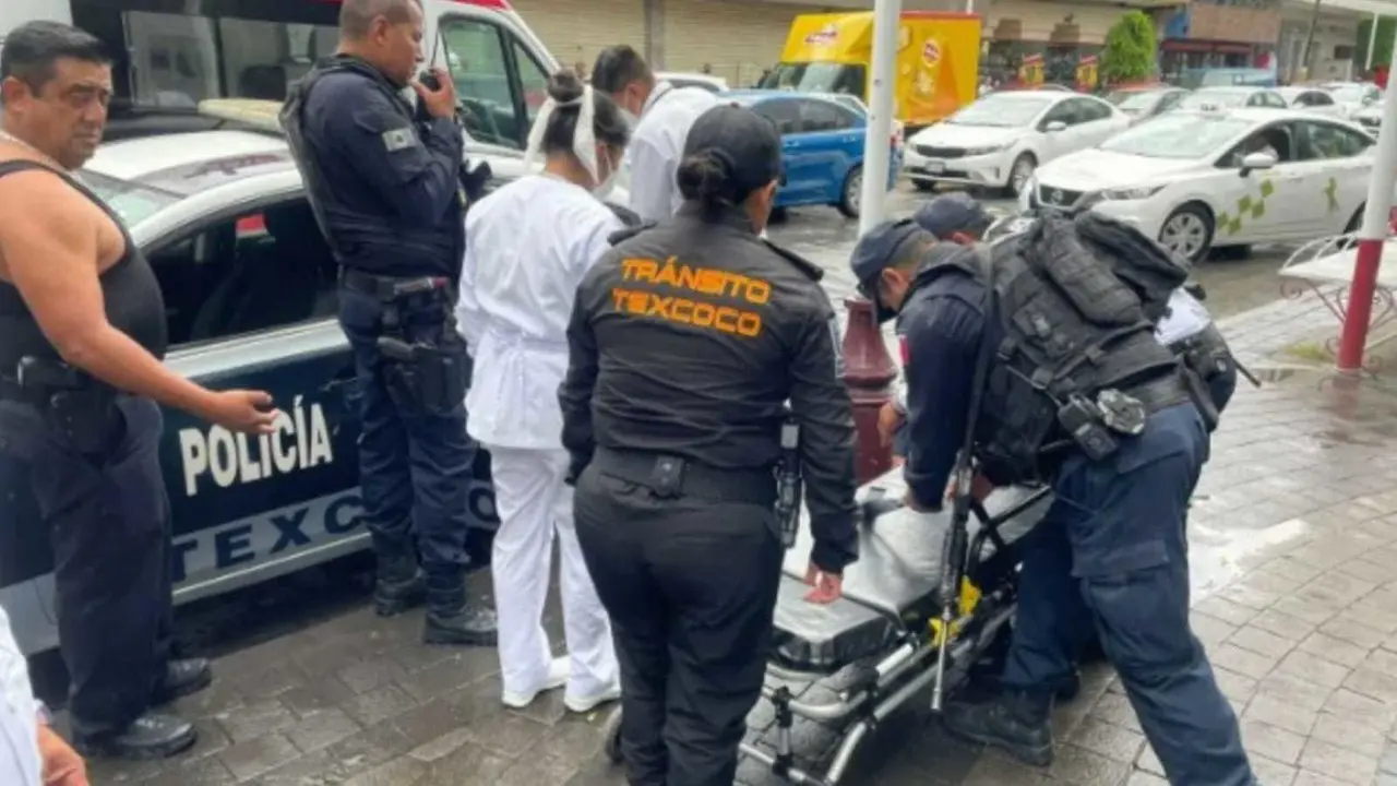 La mamá y su bebé fueron llevados al hospital, se reportan con buen estado de salud. Foto: Policía de Texcoco