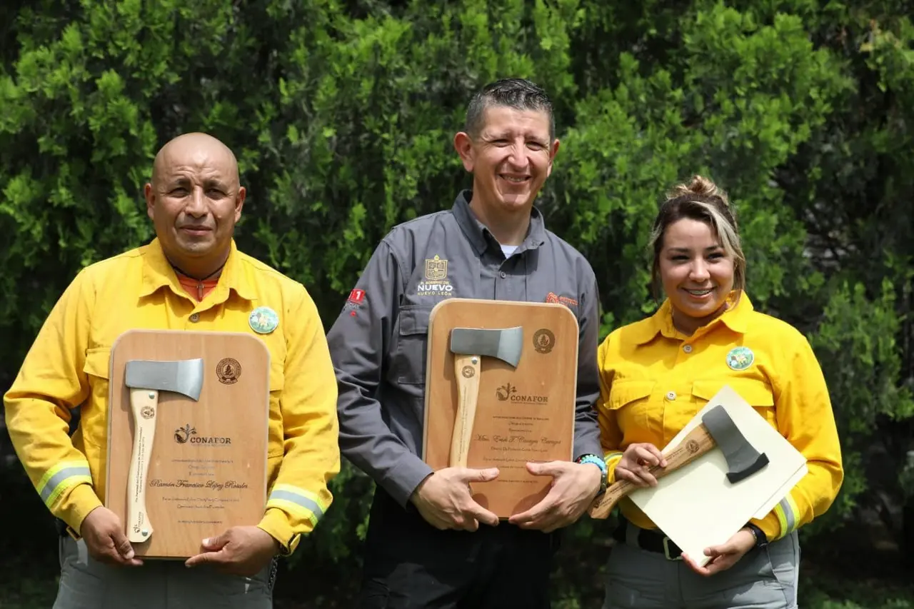 La Brigada FENIX de Protección Civil Nuevo León fue galardonada junto con su director. Foto. PCNL