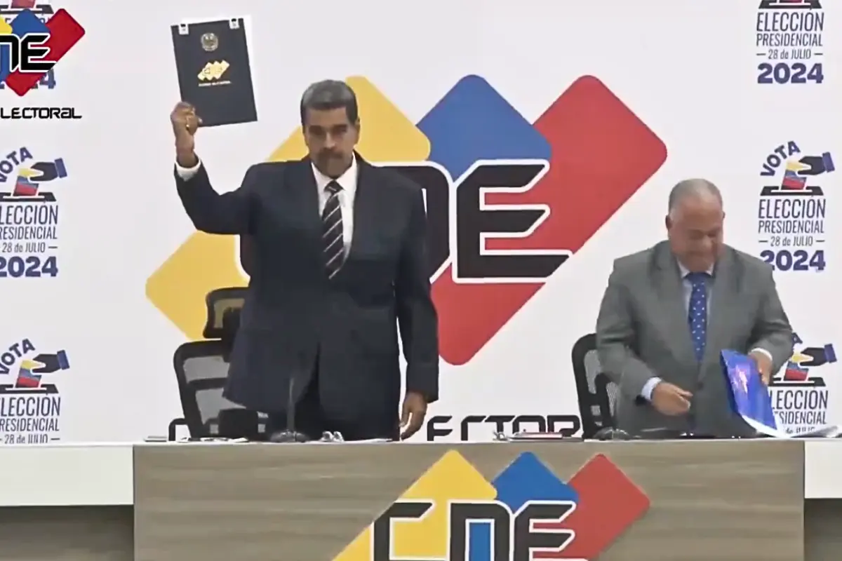 Nicolás Maduro en el momento que el CNE le entregó el acta de proclamación tras ser declarado ganador de las elecciones. Captura de pantalla / X (@cneesvzla)