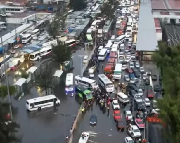 Paradero Indios Verdes: Colapsa vialidad y transporte por lluvia