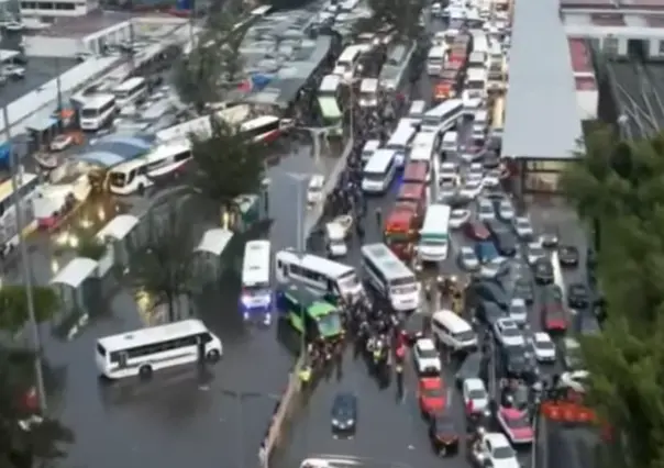 Paradero Indios Verdes: Colapsa vialidad y transporte por lluvia