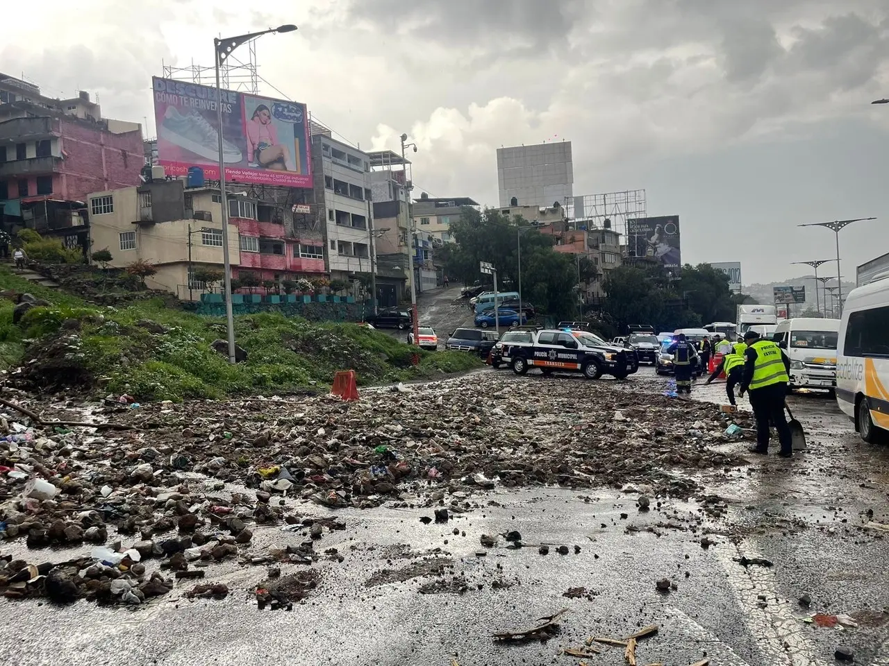 Piedras y basura terminaron a media autopista en la México-Pachuca obstruyendo la vialidad. Foto: PC Tlalnapantla