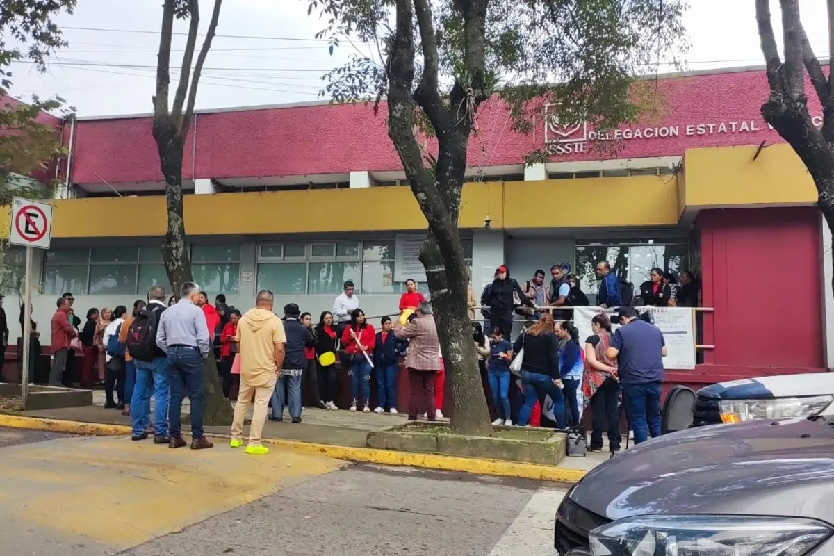 Los padres de familia protestaron a las afueras de la dependencia Foto: Rosalinda Morales