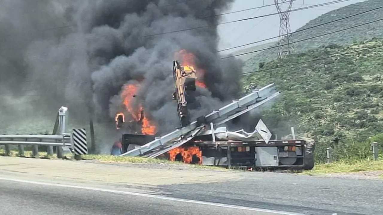 Unidad en llamas sobre la carretera libre a Saltillo / Foto: Redes Sociales