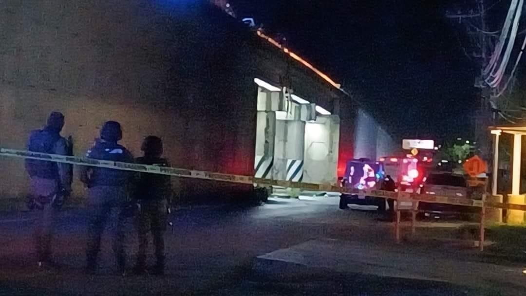 Policías resguardan cuerpos colgados en puente de Celaya. Foto: Salvador Pacheco