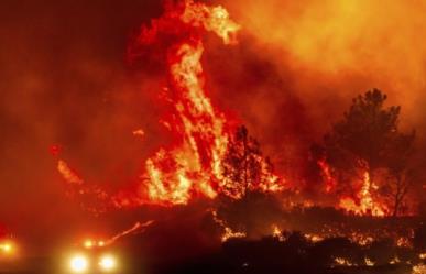 Combaten 4 mil 800 bomberos incendio en California