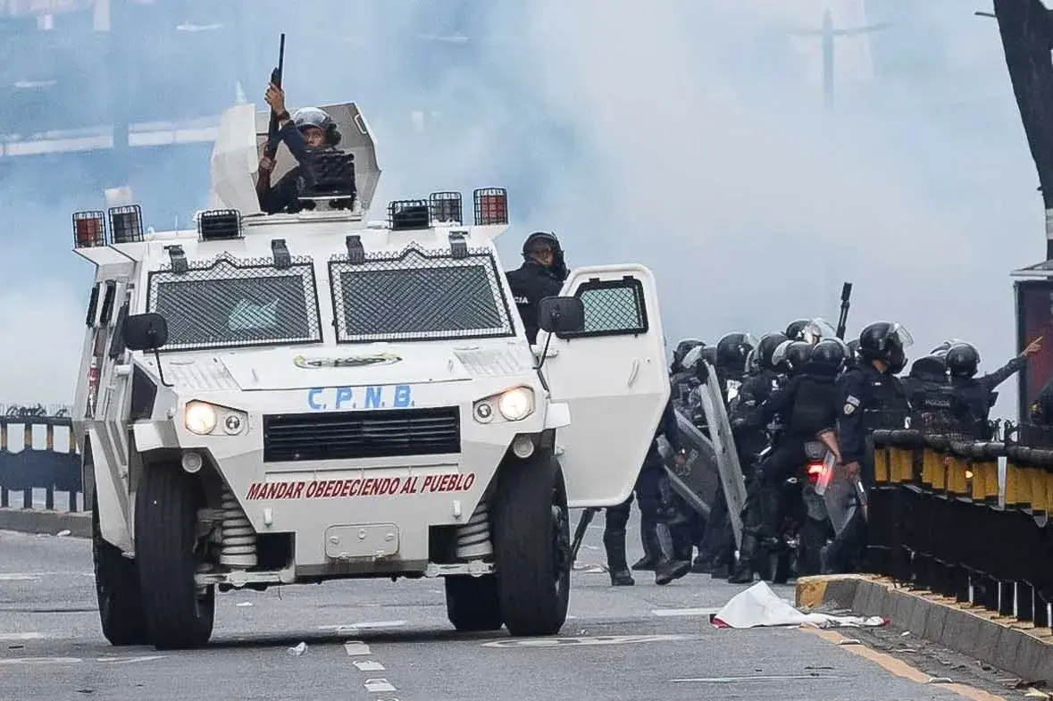 Guardia Nacional venezolana repeliendo una protesta en Caracas. Foto: EFE.