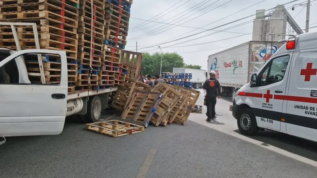 Impacta tren a camioneta que transportaba tarimas en Ruiz Cortines