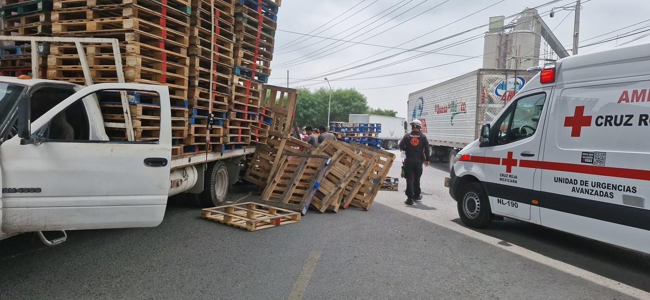 Impacta tren a camioneta de carga. Fotos: PC NL y MTY