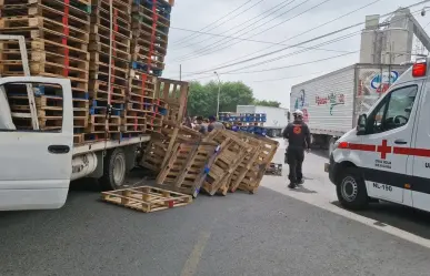 Impacta tren a camioneta que transportaba tarimas en Ruiz Cortines