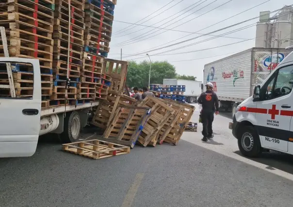 Impacta tren a camioneta que transportaba tarimas en Ruiz Cortines