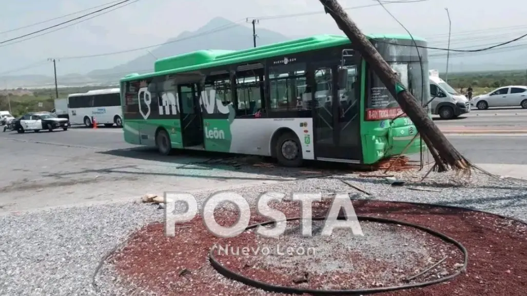 Camión urbano se impacta contra poste en García