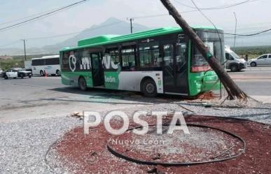 Camión urbano se impacta contra poste en García