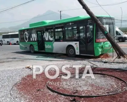 Camión urbano se impacta contra poste en García