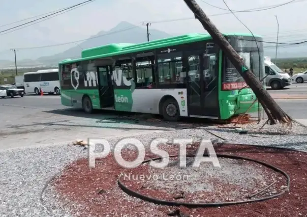 Camión urbano se impacta contra poste en García