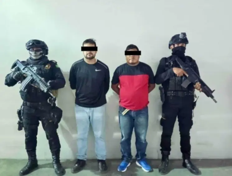 Los dos hombres de 27 y 26 años de edad respectivamente tras haber sido detenidos. Foto: Fuerza Civil.