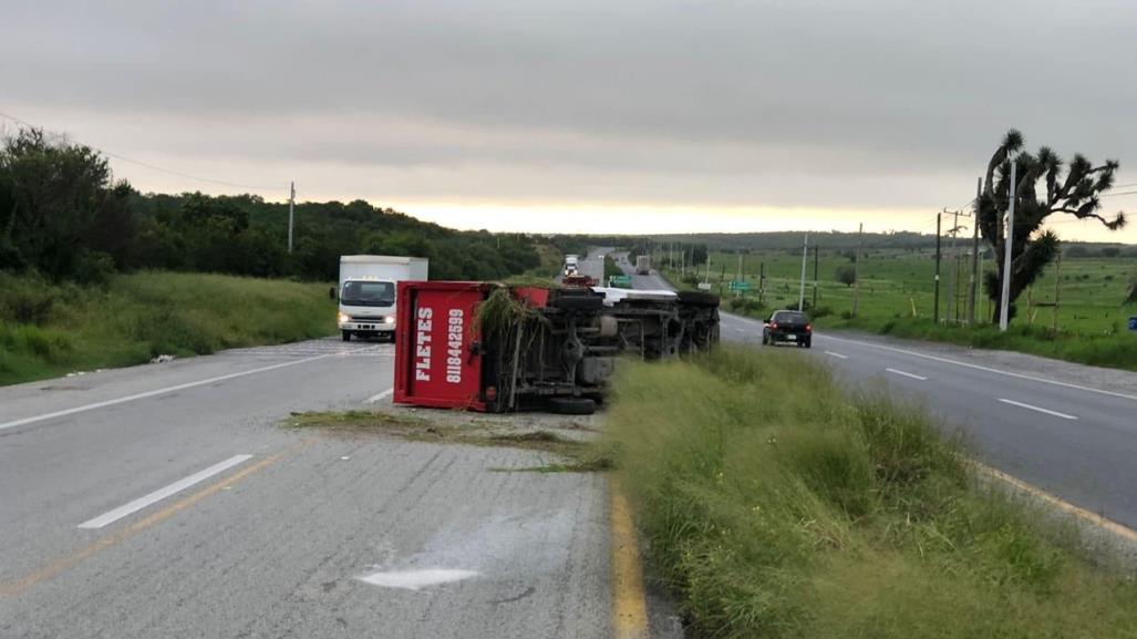 Vuelca camioneta de carga en la Carretera Nacional