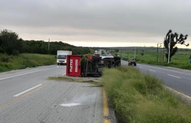 Vuelca camioneta de carga en la Carretera Nacional