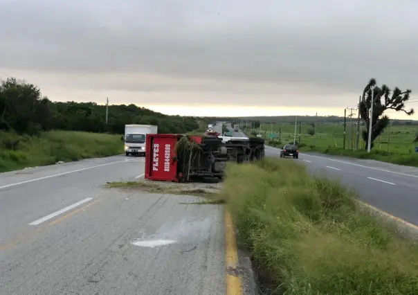 Vuelca camioneta de carga en la Carretera Nacional