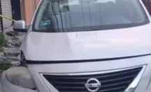 Arrestan a pareja por viajar en auto con reporte de robo en Monterrey