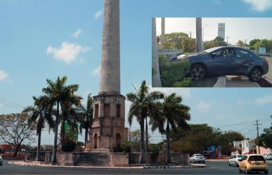 Por ganar el paso, auto acaba sobre glorieta del Monumento a las Haciendas