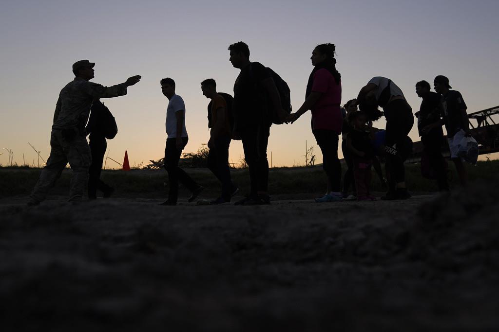 Migrantes que cruzaron el río Grande (Bravo) y entraron a Estados Unidos desde México forman una fila para ser procesados por la Oficina de Aduanas y Protección Fronteriza de Estados Unidos. (AP Foto/Eric Gay, Archivo)